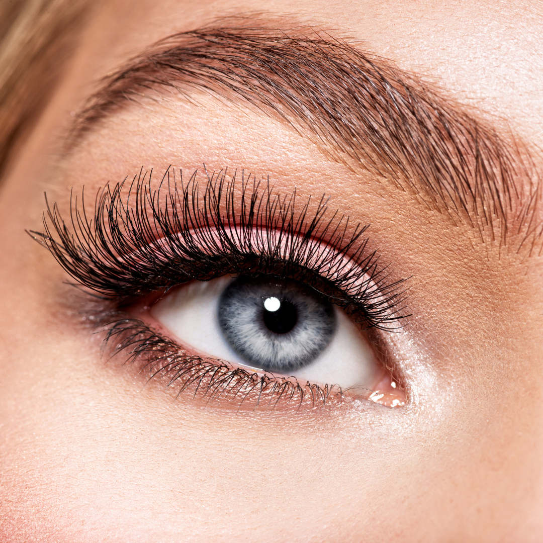 Marcador de cejas con punta de precisión para trazos naturales y definidos (OFERTA 2X1)